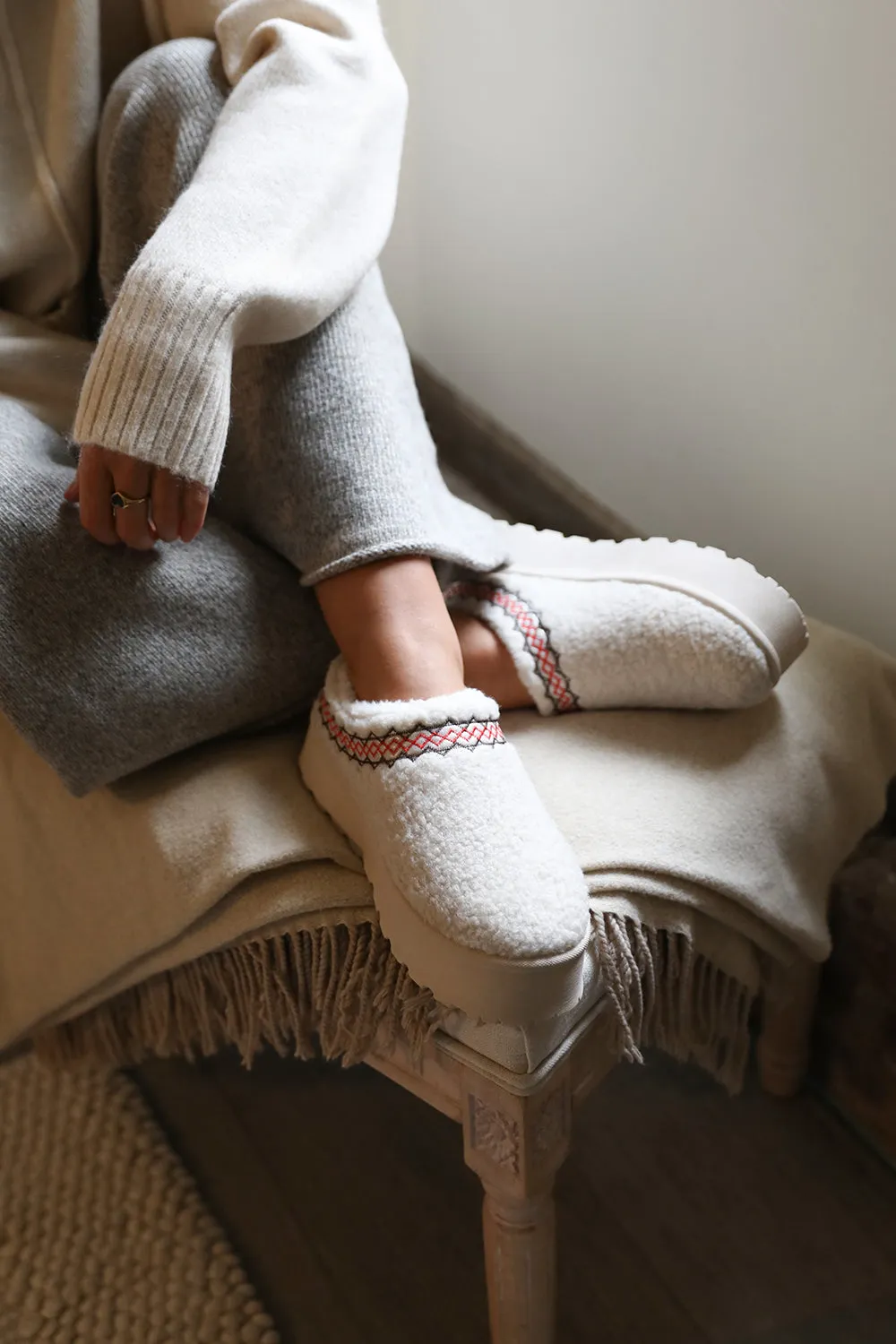 CHERRY FLATFORM AZTEC DETAIL LOW ANKLE SLIPPER BOOTS IN CREAM SHEARLING